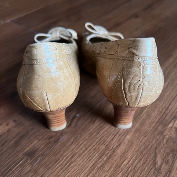 Stuart Weitzman Tan Glovemid Indian Croc Bow Pumps Heels Women’s 8.5 New Vintage - Picture 3 of 9